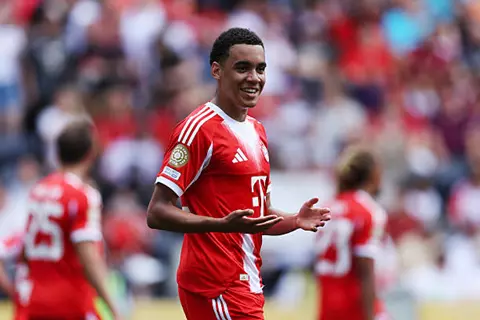 بعد رحيل ساني.. موسيالا يرتدي القميص رقم 10 مع بايرن ميونخ